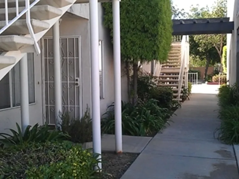 Lakeshore Terrace — Photo 12
