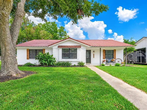 1403 Avenue F, Danbury, TX 77534