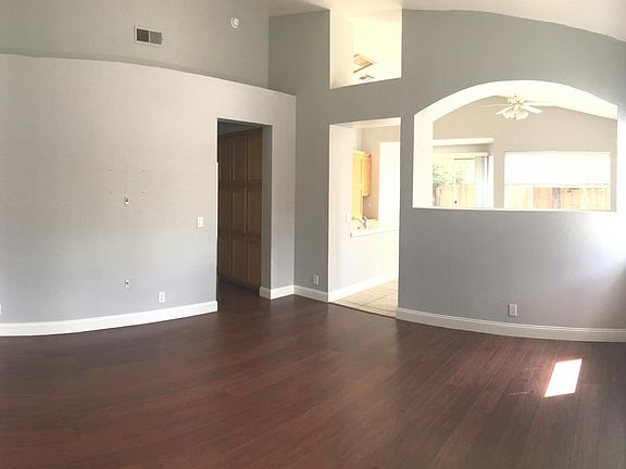 3rd image of 1541 Arncliffe Way
