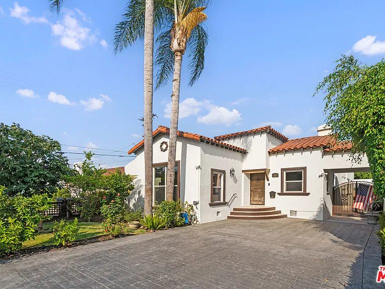 422 S Clark Dr — Photo 1