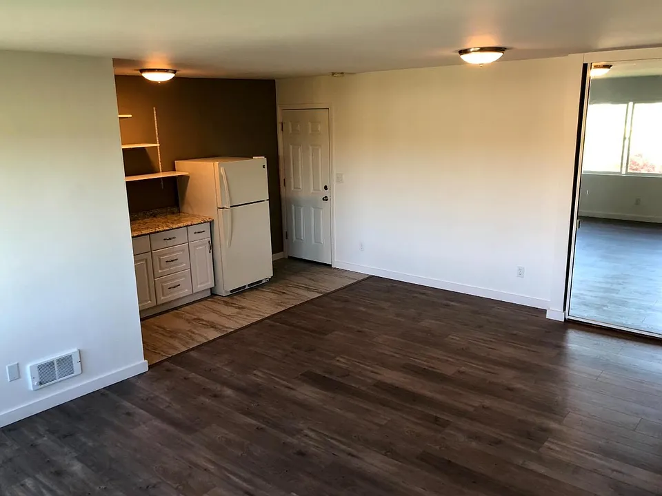 2-3240 14th Ave W #2