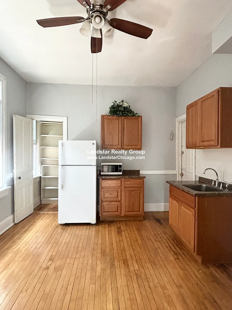 Building Photo - 1624 N Honore St #3