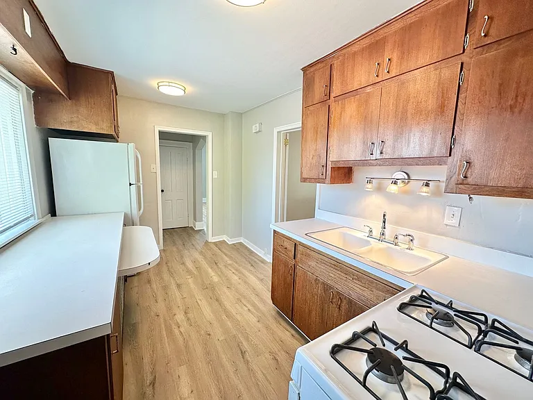 1811 N Warren Ave — Photo 7