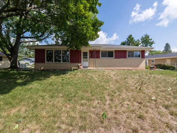 414 Hill N Dale CIRCLE, Hartland, WI 53029