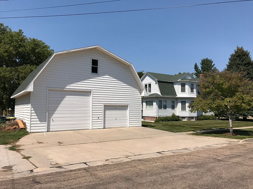 1st image of 904 W 6th St