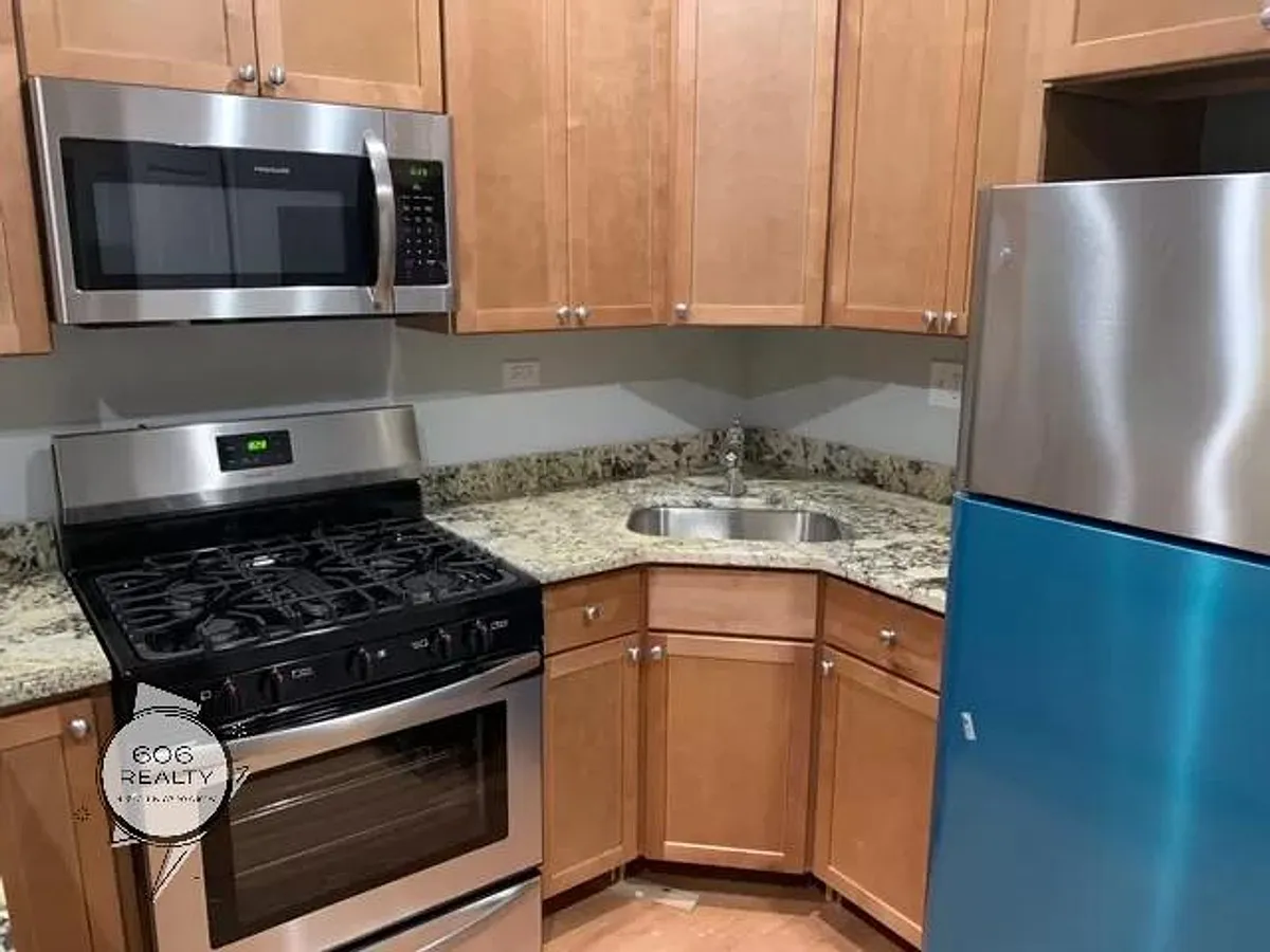 Building Photo - 5205 W Belmont Ave #2D