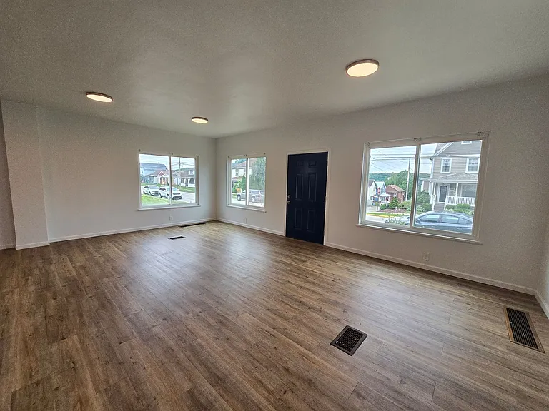 1079 9th Ave — Photo 3
