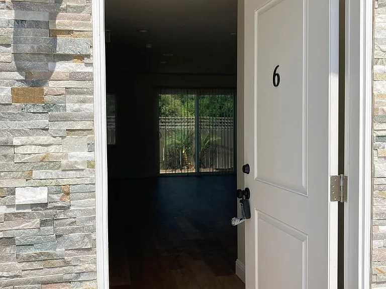 1424 Encino Ave — Photo 4