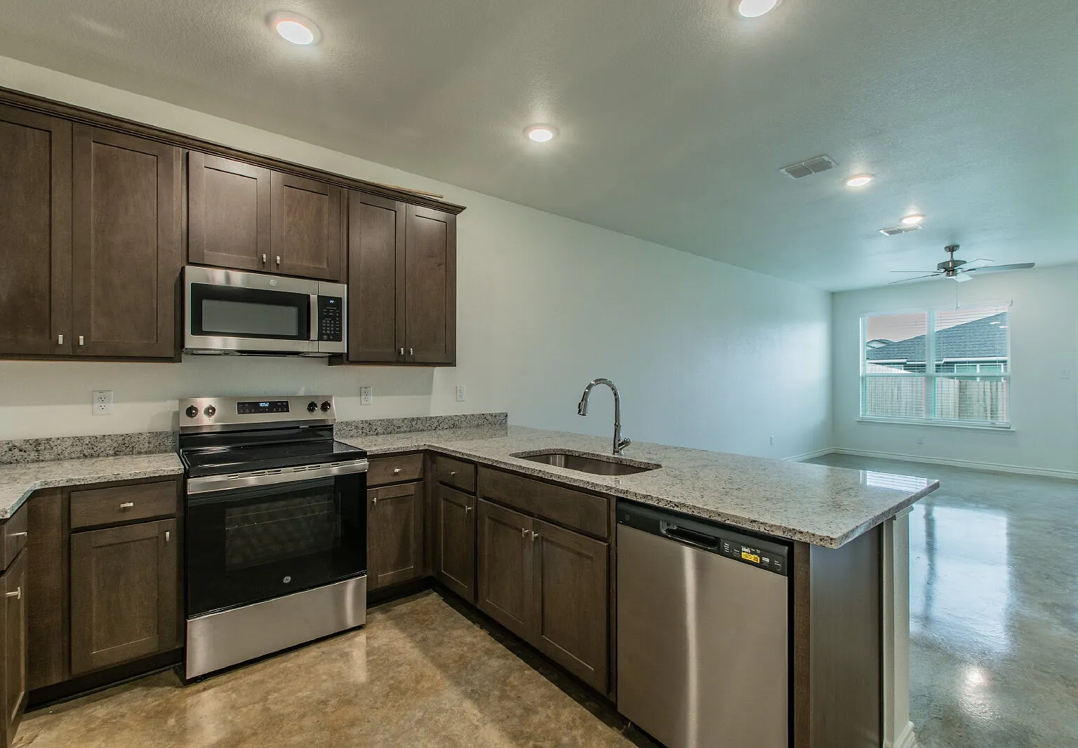 3 bed, 2.0 bath, 1175 sqft, $1,550 — Photo 2