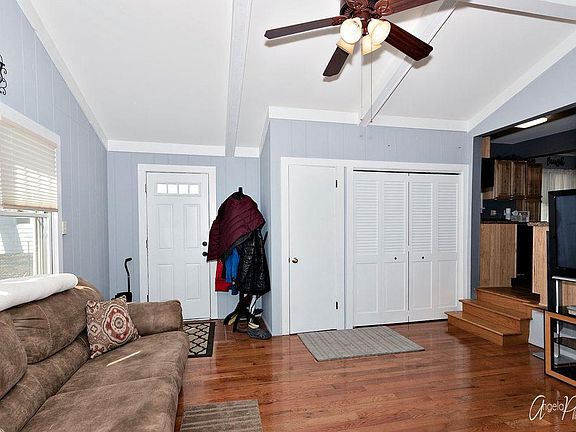 5th image of 728 Country Club Dr