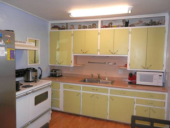 Kitchen neat & clean!