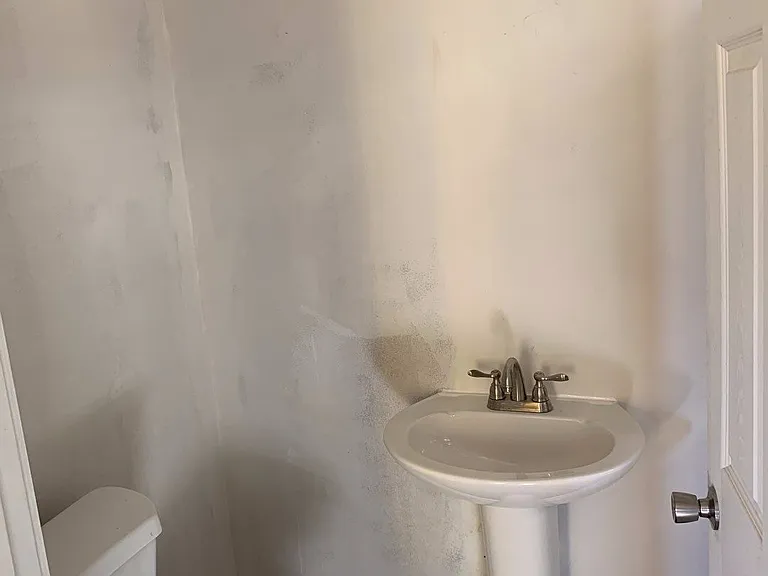 123 E Robinson Pl — Photo 2