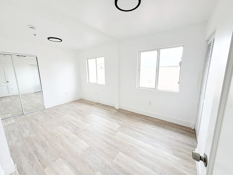 2637 S Manhattan Pl — Photo 15
