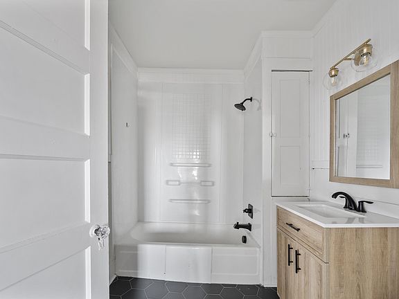4th image of 212 W 6th St #11200221