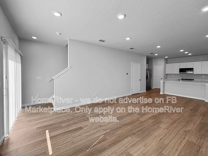 3 bed, 2.5 bath, 1429 sqft, $1,885 — Photo 3