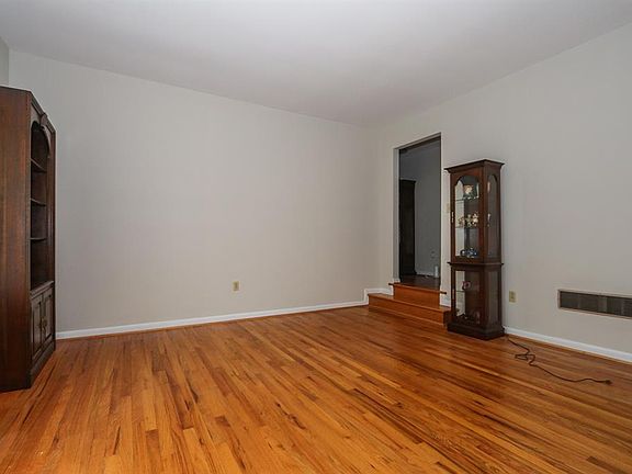 5th image of 9467 Crestfield Dr