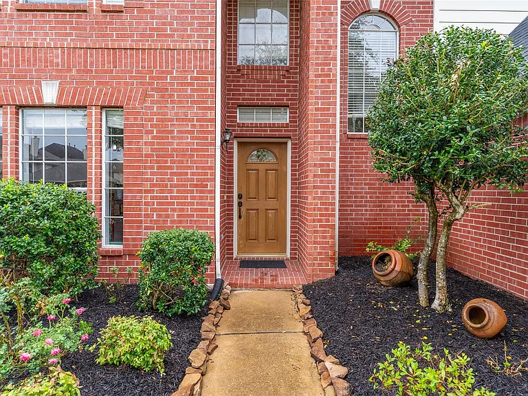 2309 Orleans Ln — Photo 2