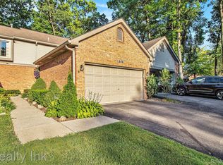 808 Maplewood Ct, Brighton, MI