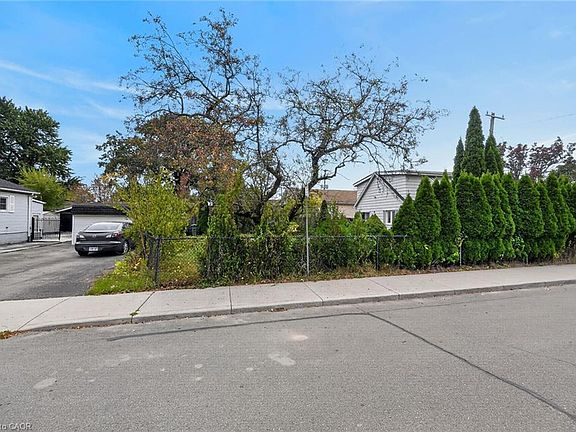 4th image of 747 Rennie St