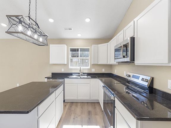 4th image of 2783 Maple Street