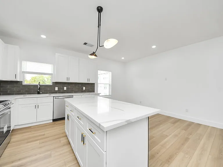 801 E 32nd 1/2 St #B — Photo 15