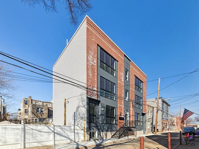 2550 Hope St — Photo 29
