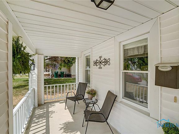 4th image of 208 Hillsdale Ave