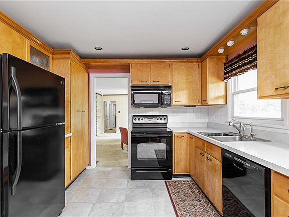 5th image of 7998 Meadowbrook Dr