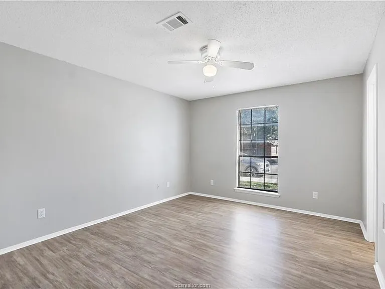 1112 Autumn Cir #D — Photo 11