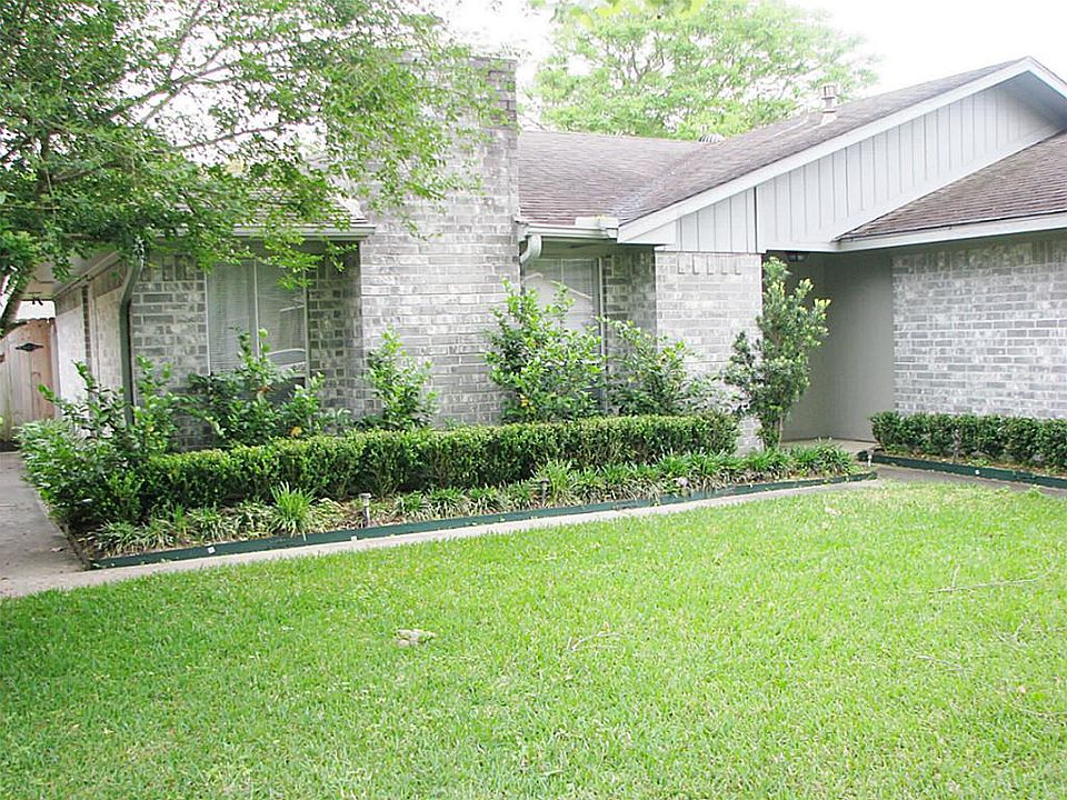 Desirable Clear Lake area on a cul-de-sac. Fully bricked, attached garage.