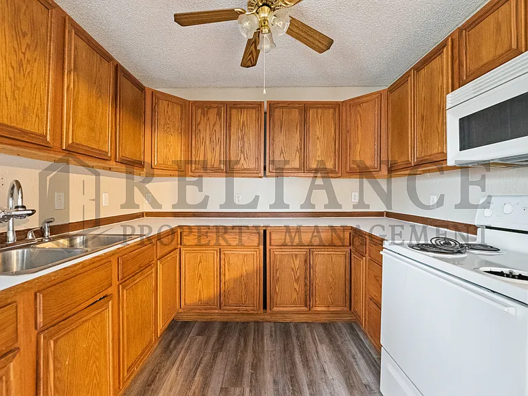 302 N King St — Photo 11