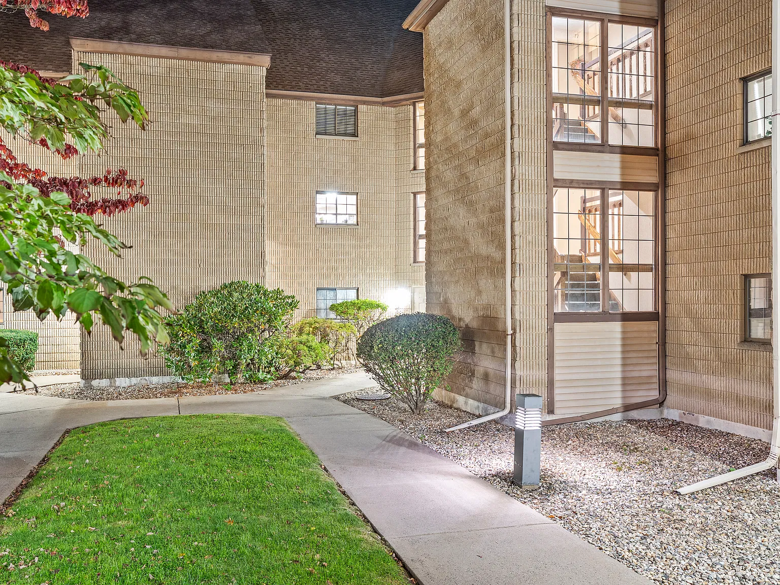 2 bed, 963 sqft, $2,600 — Photo 2