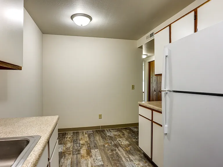Woodfield & Arlington Apartments — Photo 8