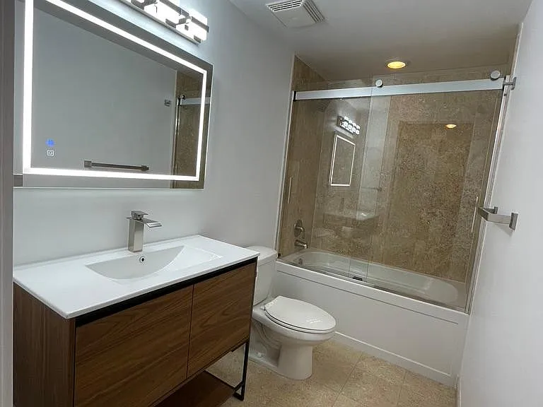 Full bathroom - guest bathroom