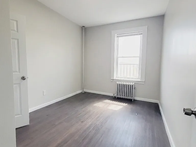 9 Bentley Ave #11B — Photo 2
