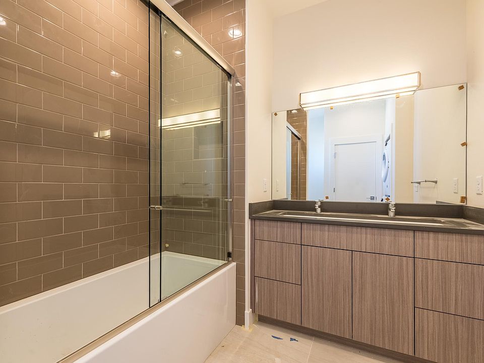 Main bathroom, dual vanity, deep tub with shower