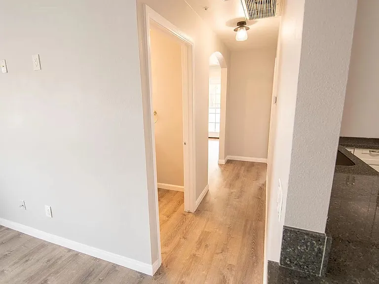Oasis Apartments — Photo 39
