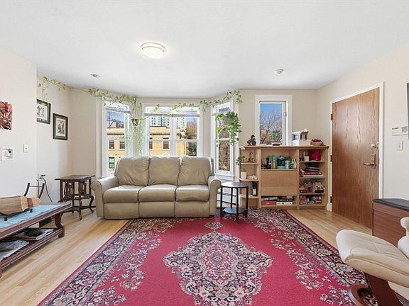 3rd image of 626 Washington St APT 4