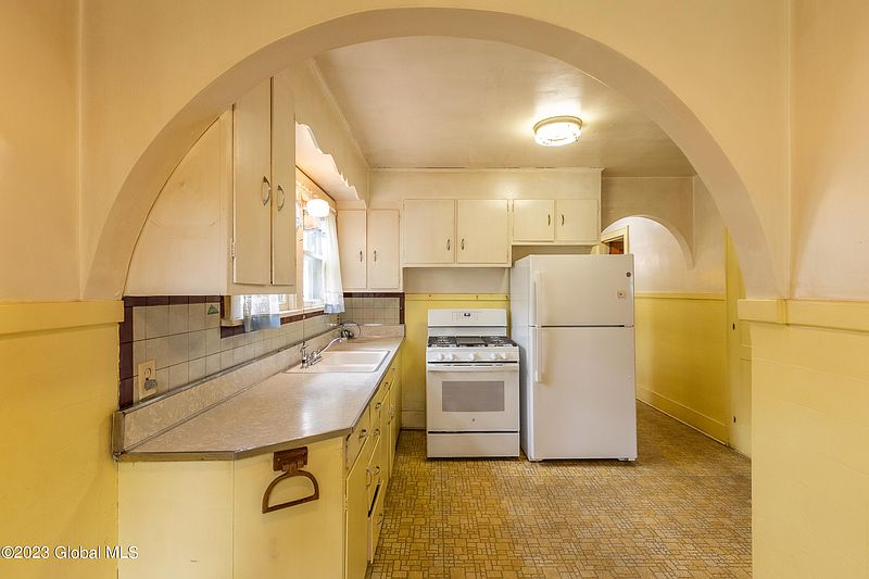 4th image of 1122 Earl Avenue
