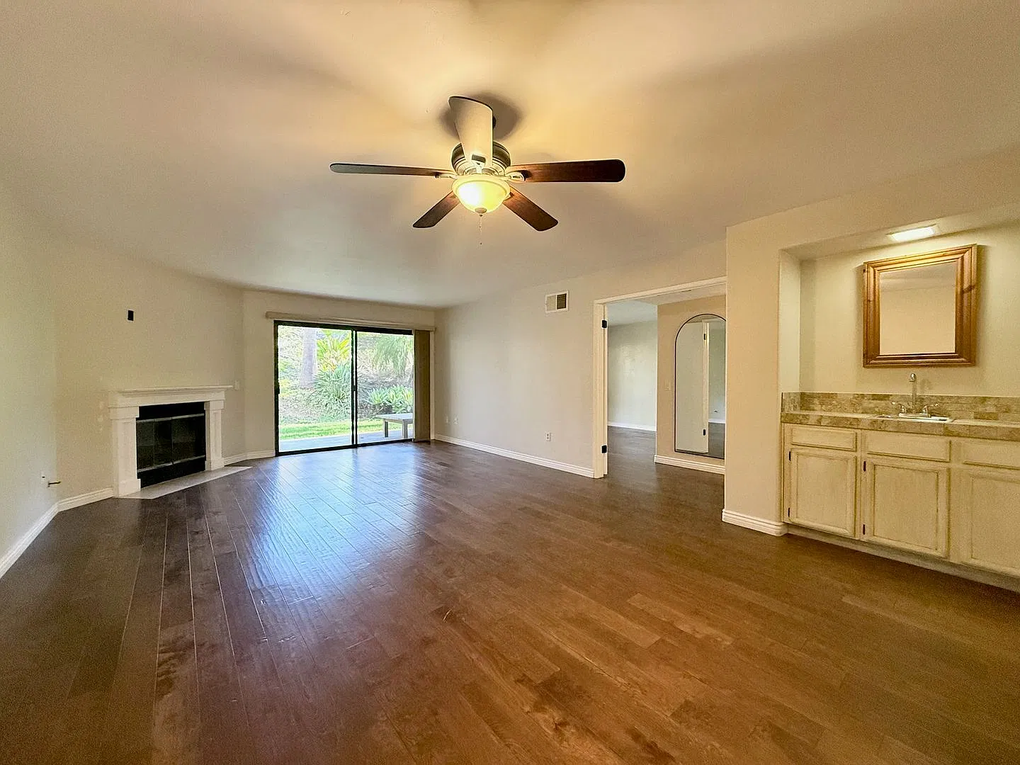 Beautiful 2 Bed Condo in La Costa — Photo 1