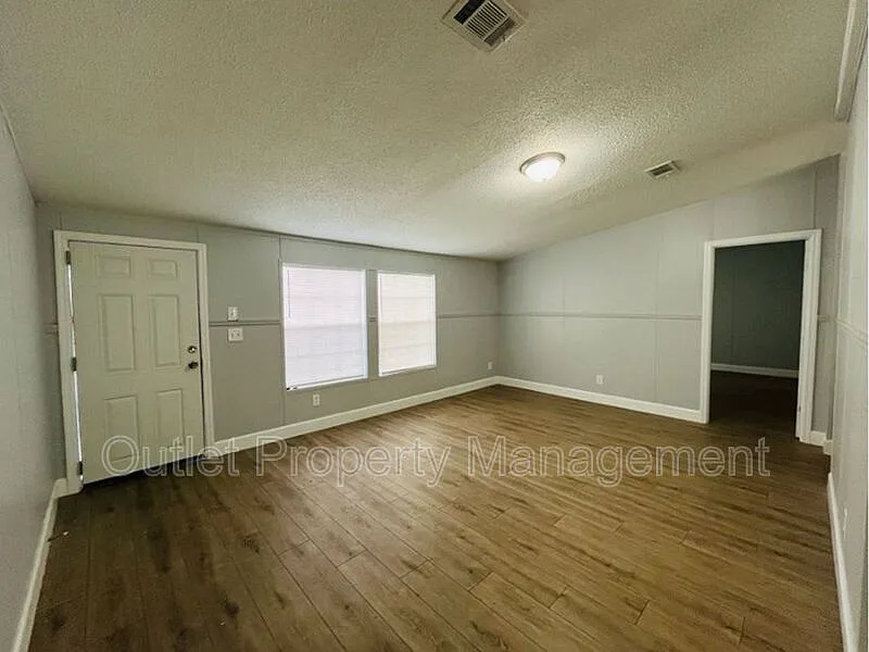 3 bed, 2.0 bath, 1620 sqft, $1,700 — Photo 3