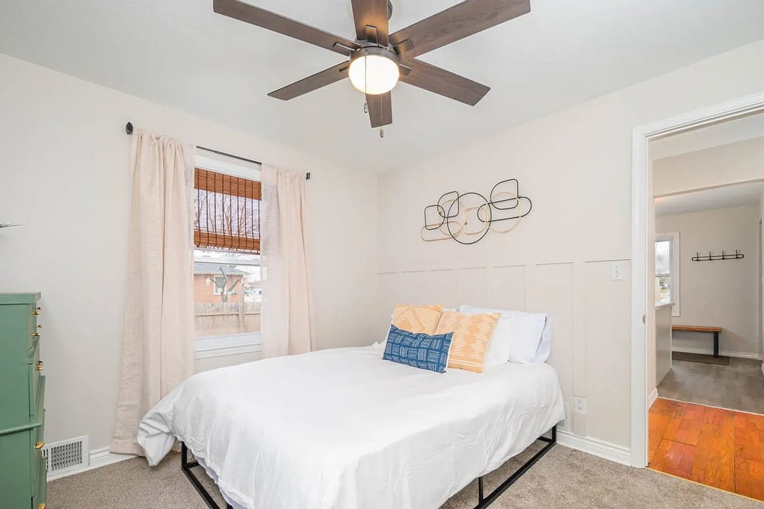 2 bed, 1.0 bath, 1130 sqft, $6,924 — Photo 4