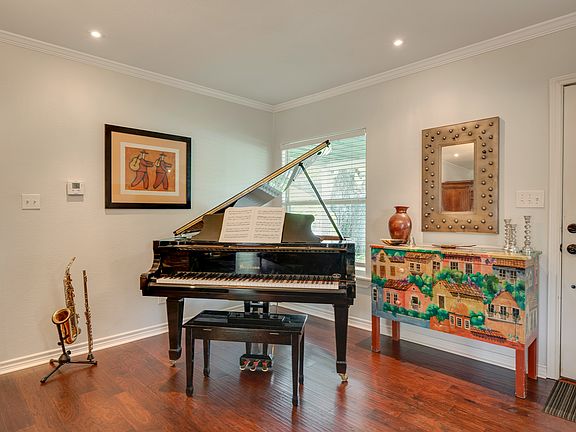 4th image of 209 Larchmont Dr