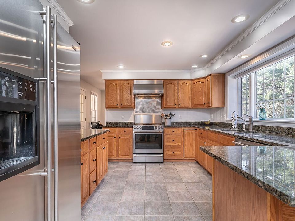 2nd image of 44 Belanger Dr