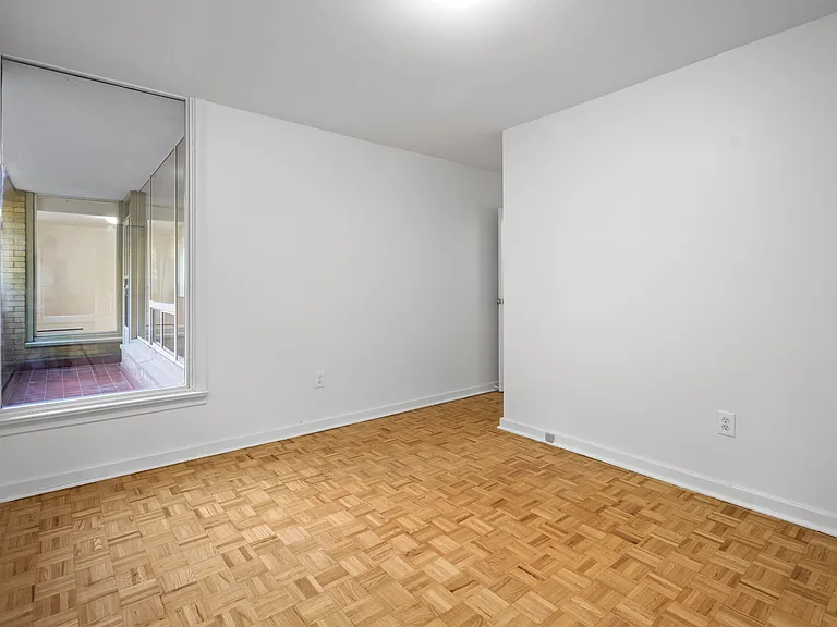 14 Deer Park Cres — Photo 37