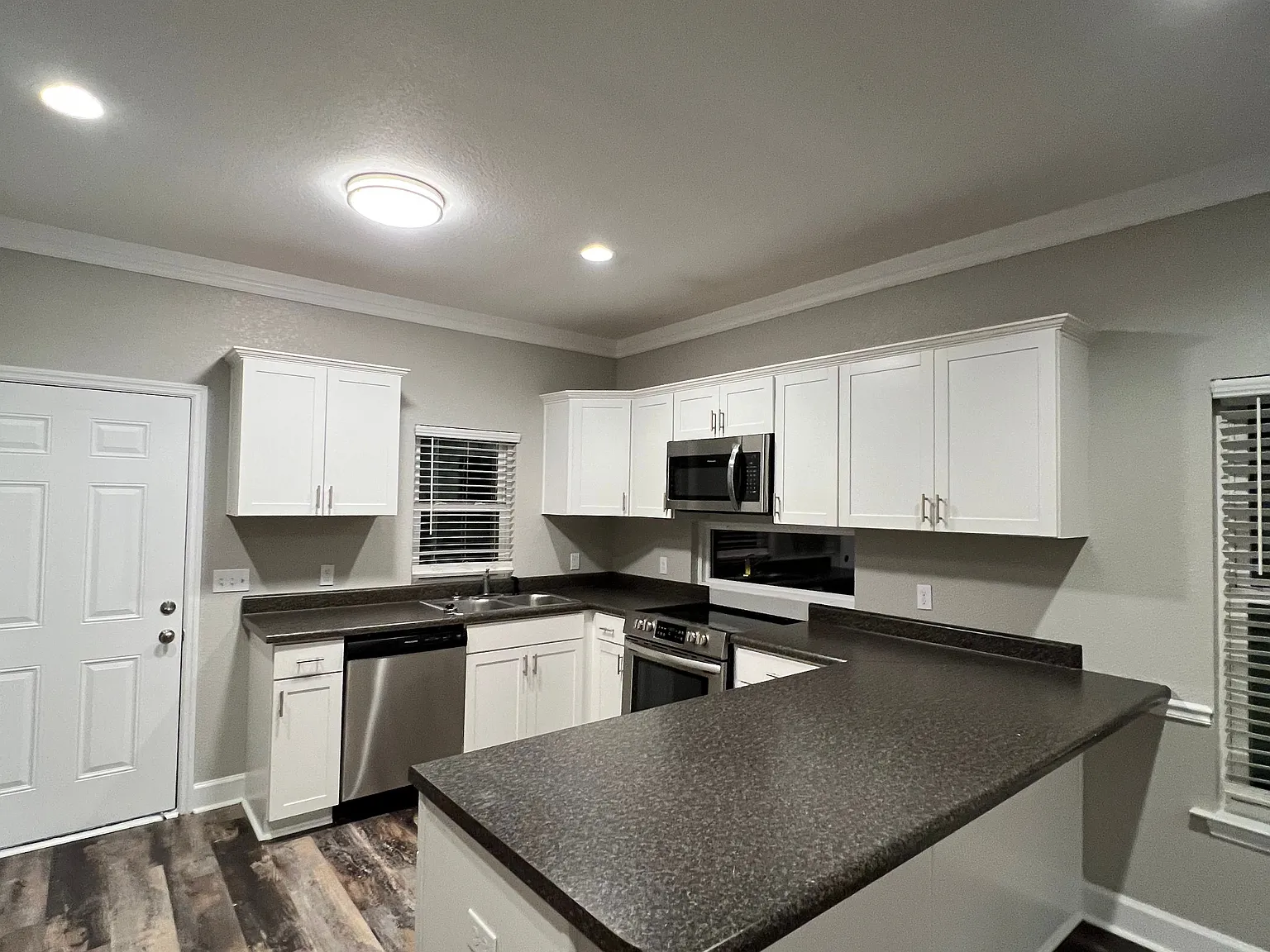 2 bed, 950 sqft, $1,420 — Photo 4