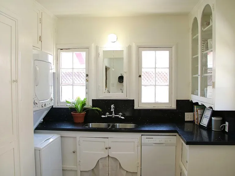 Beautiful Kitchen with Dishwasher, Washer/Dryer in Charming 2 BDR/1 BA Retro Row Duplex Apartment.