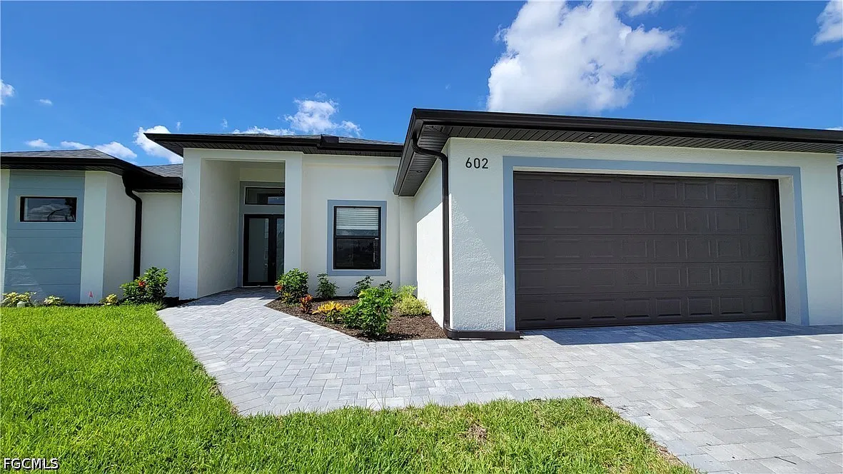 3 bed, 2.0 bath, 1886 sqft, $3,000 — Photo 1