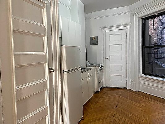 3rd image of 26 W 27th St APT 60