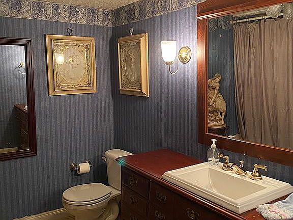 Bathroom 5’ mahogany vanity